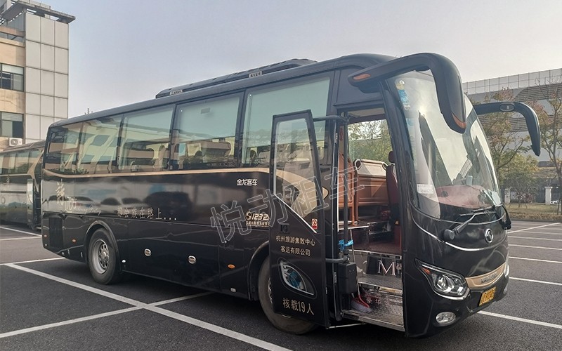 18座  金龍中巴車(chē)